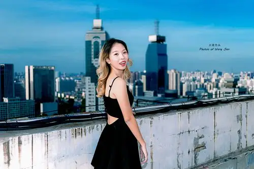 天台上看风景的女孩