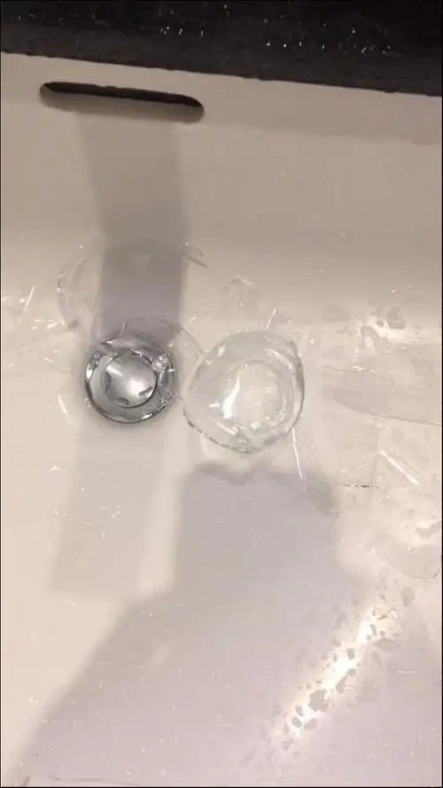 今早一不小心把酒店的玻璃杯打碎了,会不会要我赔钱啊