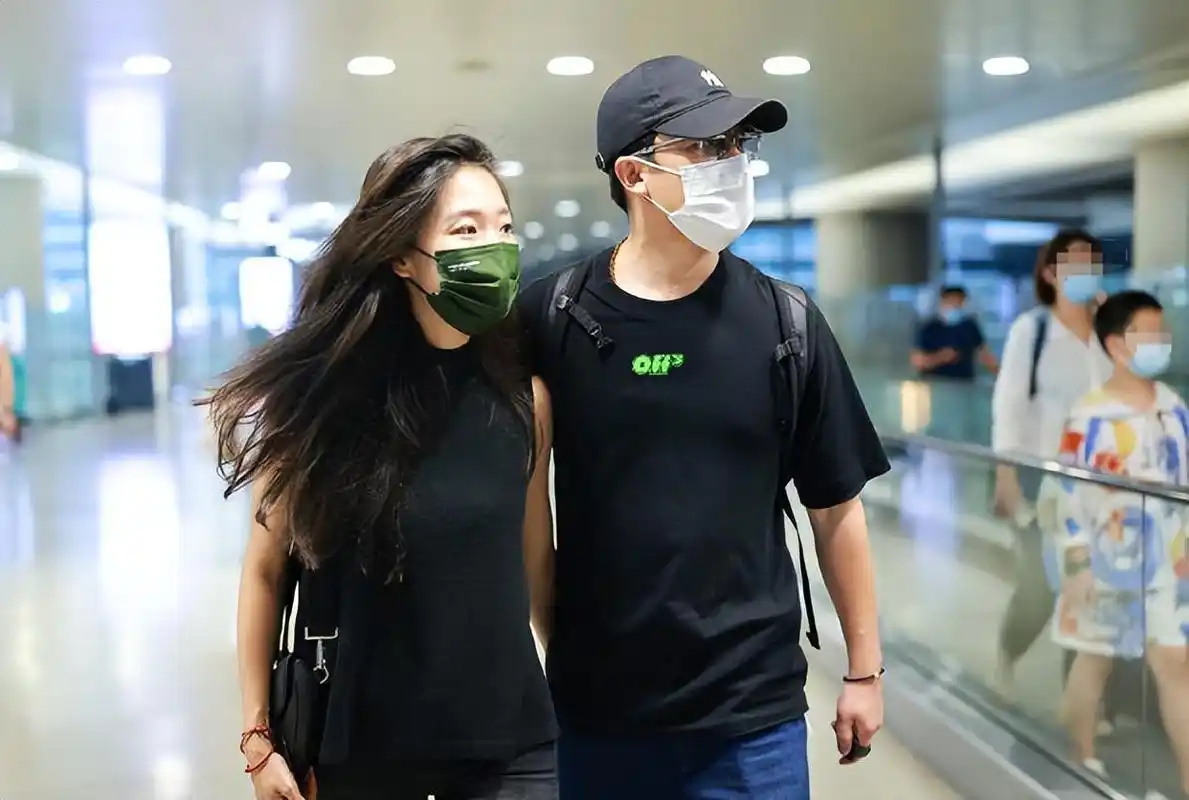 黄轩与女友低调逛街!