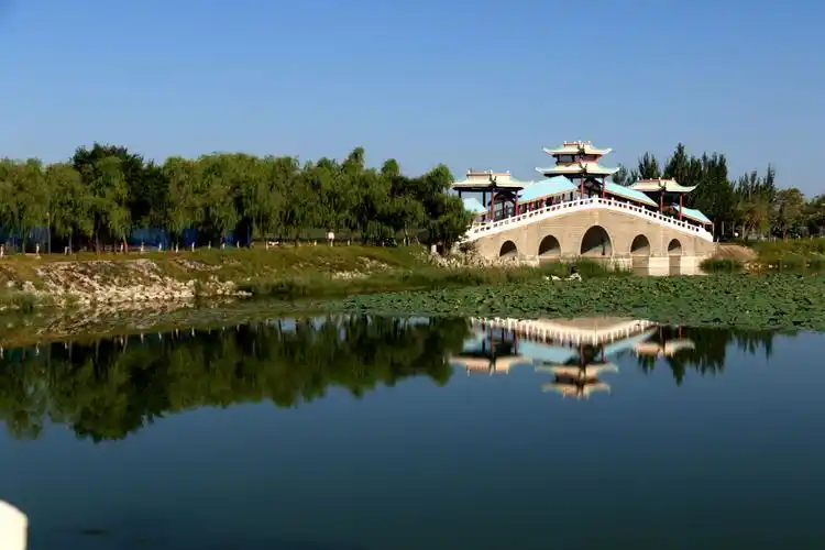 《铁人公园》 铁人公园位于市红岗区八百垧西部碧绿湖畔,是管局和采油