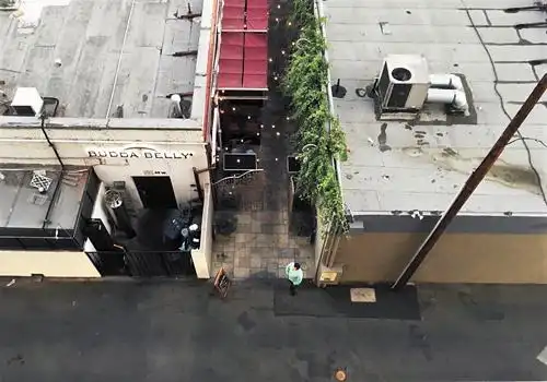 从停车楼顶楼往下看.本报记者曾妮华摄