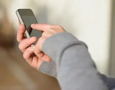 拿手机打电话的女子年幼的美丽的女人睡眠一次采用指已提到的人tra