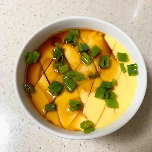 用滤网过滤,这样蒸出来的蛋羹会比较细腻,不起泡 蒸锅放蒸架,起火盖好