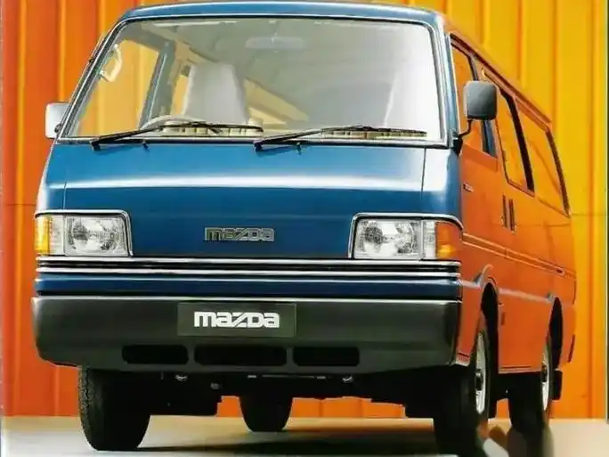 曾经老爸在单位开过的马自达面包车!