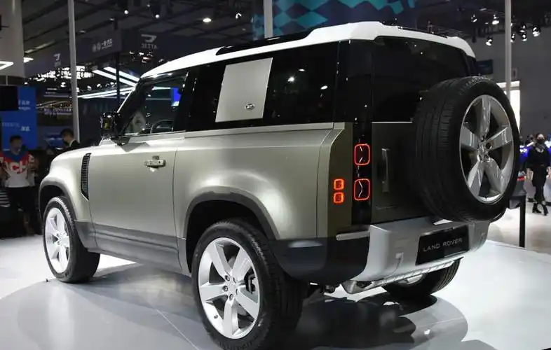 对于小型硬派越野suv的车友来说,除了吉姆尼之外,这款路虎卫士两门版