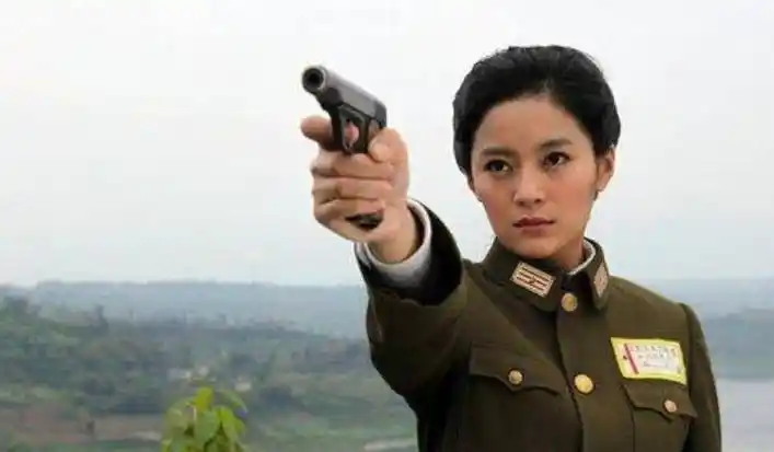 军统美艳女特务丁履贞用美色诱杀投日叛徒端水露出破绽被勒死