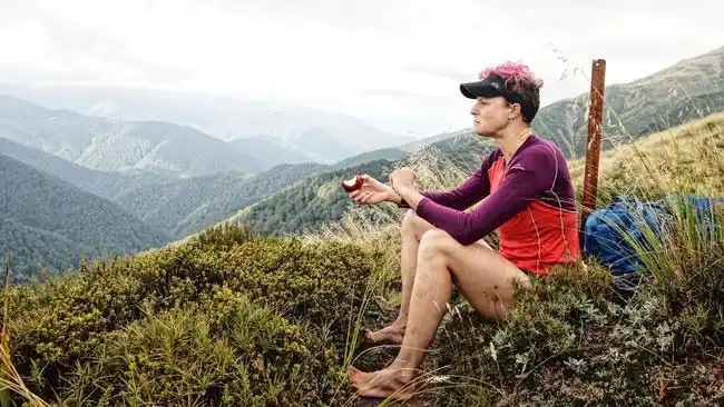 女子欲光脚跑100次马拉松 预计11月完成_跑步频道_新浪竞技风暴_新浪
