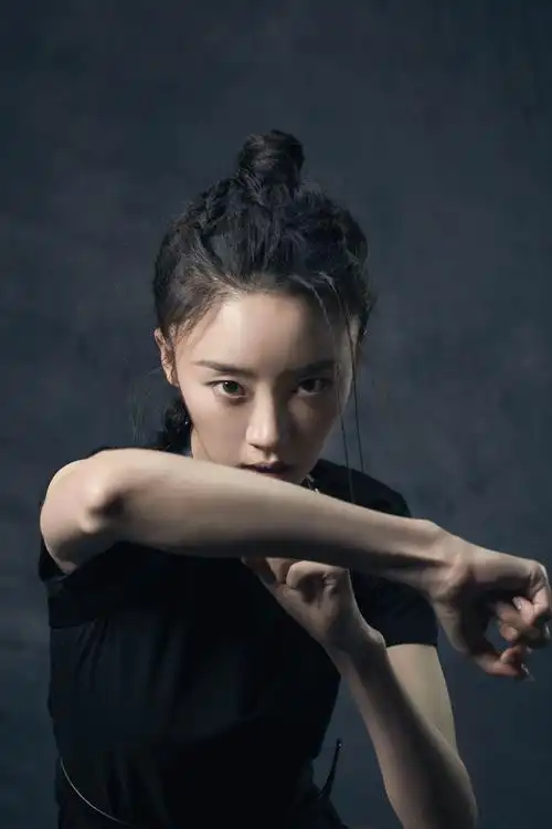 张月力量大片曝光眼神超a 帅气挥拳甜笑风格多变