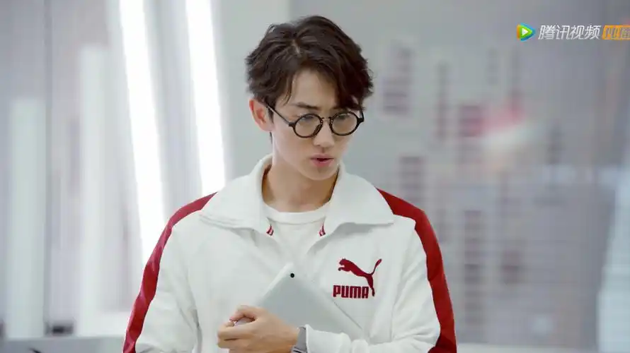 叶修为升级千机伞打怪嘉王朝竟抢先完成首杀他成为叶修的救星