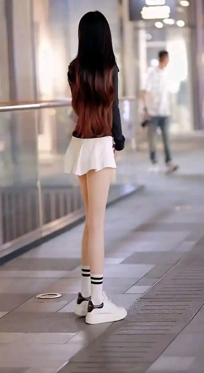 这腿真的是又细又长又白又直[赞]天然淑女,身材好,样貌佳,我认同!