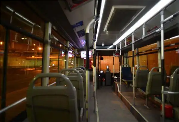 男子下夜班,坐公交车回家,瞌睡一会睁眼发现车内无人,车还在走