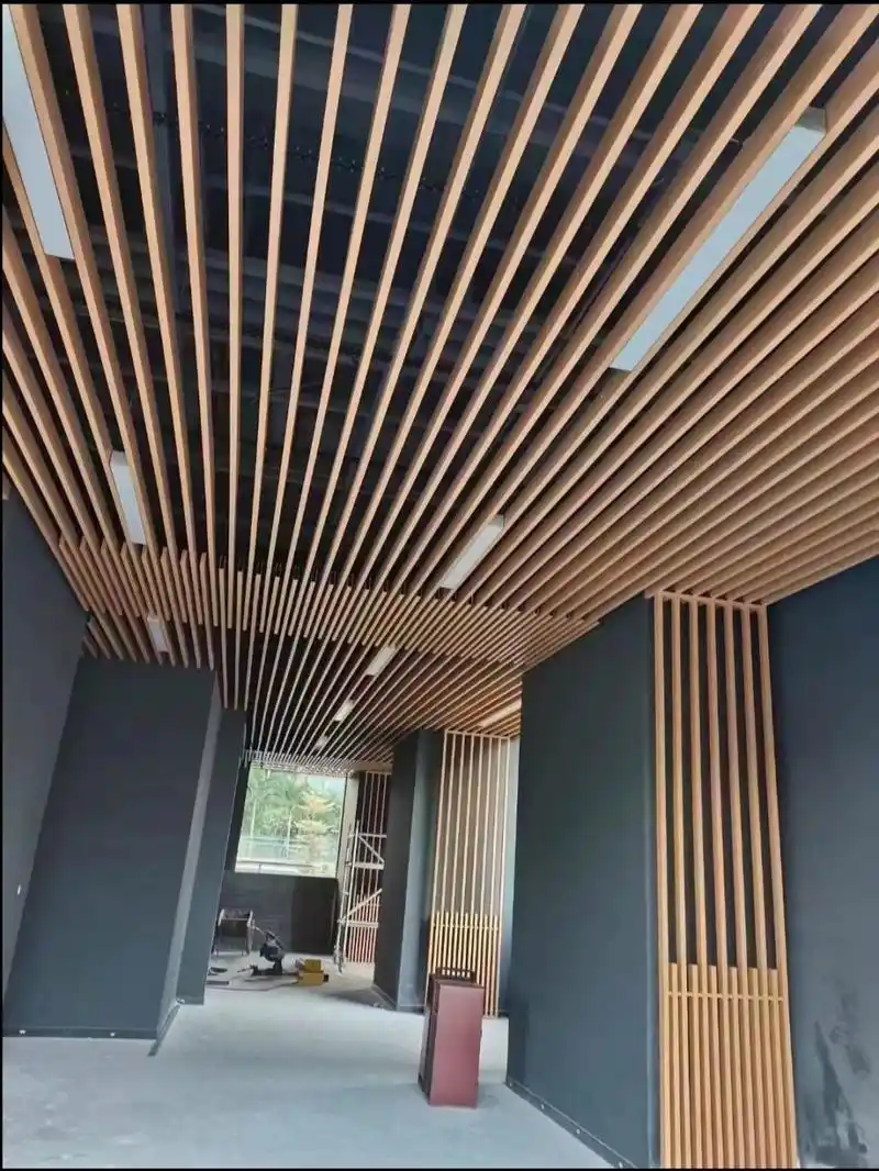 吊顶隔断铝方通 木纹铝方通除了广泛应用在工装装饰里面,家装装饰也很