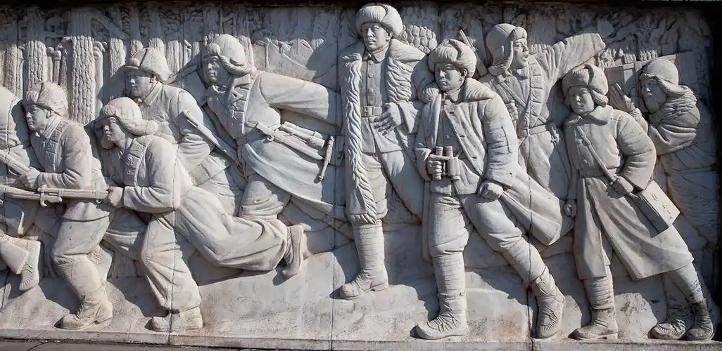 冒着敌人的炮火.浮雕