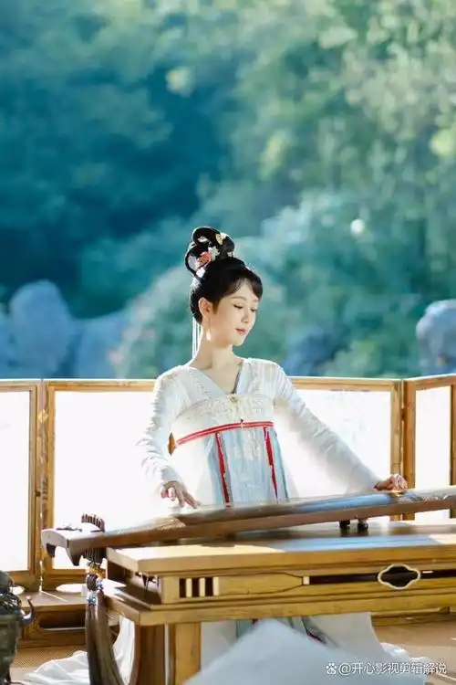 杨紫在该剧中的造型十分精美,身穿华丽的汉服,展现出她的优雅气质和