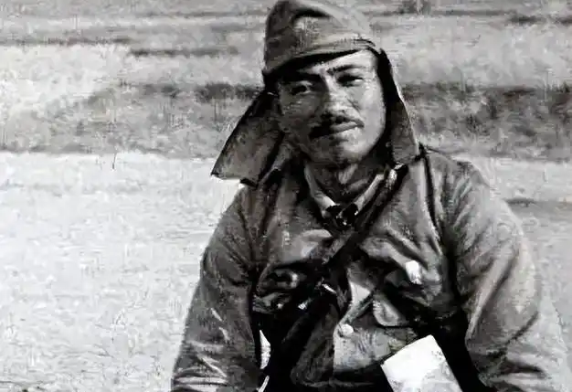 日本鬼子为何要在军帽上挂两块布?专家:此举至少能少死10万人!