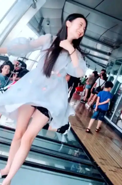 可能是那天的风比较大,所以小姐姐在逛街的时候一阵大风吹过,裙子瞬间