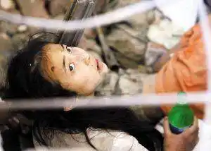 北川县曲山小学被困在死难同学尸体堆中的学生向我们喊"叔叔救我".