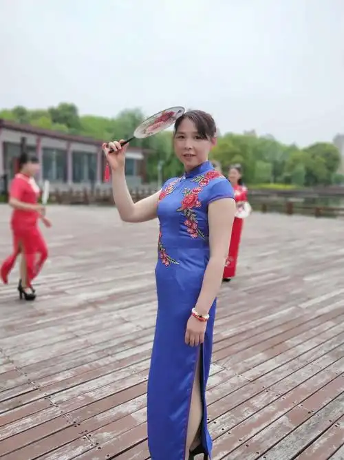 德山老年大学户外旗袍秀 - 美篇