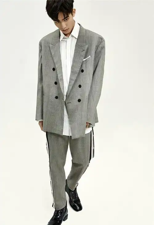 宋威龙最新时尚穿搭杂志封面大片