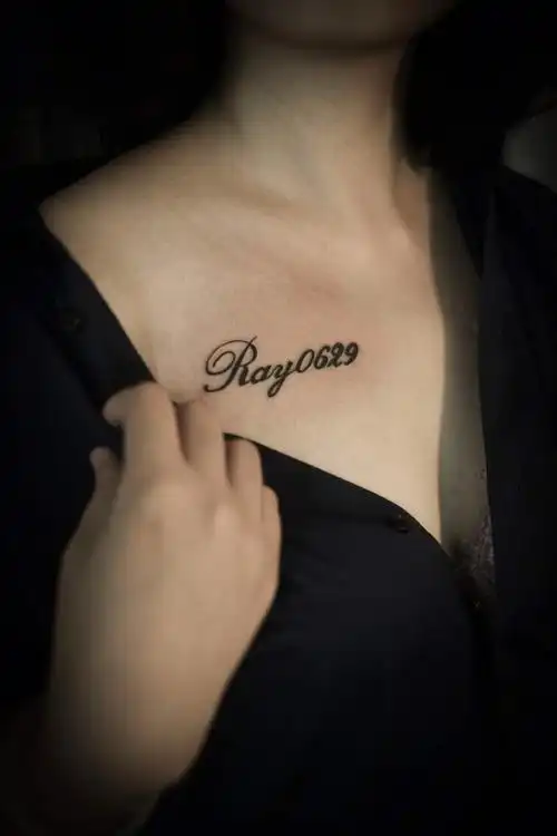 左小姐右胸前性感字母纹身图案