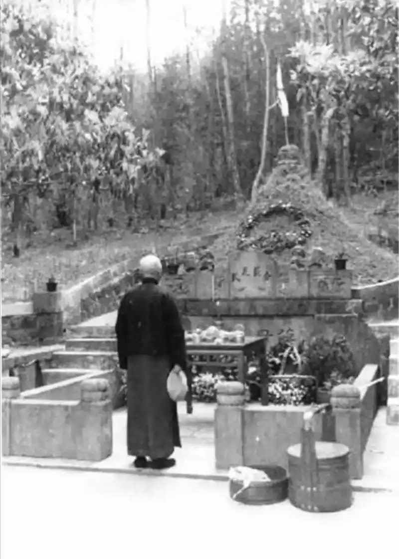 1949年在在老家溪口的蒋介石,站在父母的墓前留下一张背影.