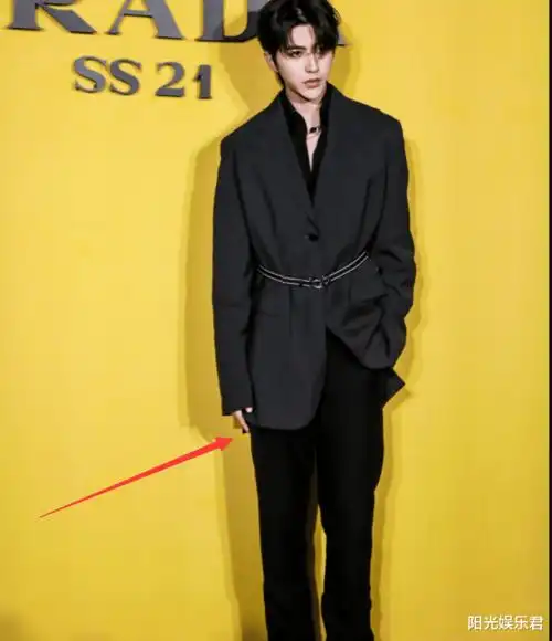 蔡徐坤活动生图被疯传,我却关注他的身材比例,这真实存在的吗?_身高