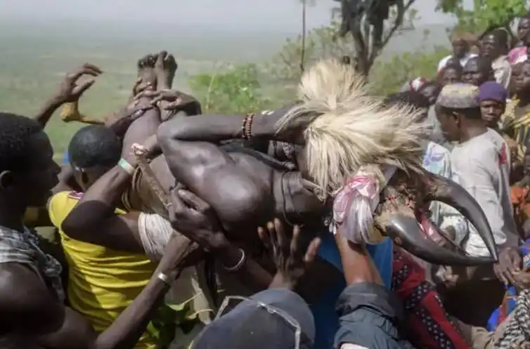 分为女子割礼与男子割礼