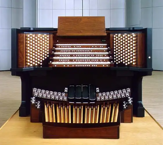 北京东交民巷天主教教堂的电子管风琴演奏