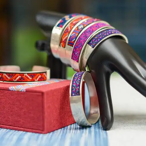 老织绣手饰礼品广西民间非遗文化手工刺绣织锦壮族壮锦苗银手镯