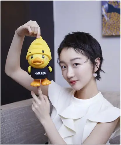 我们的"小黄鸭"周冬雨也是贝雷帽热爱者,她的贝雷帽造型非常值得我们