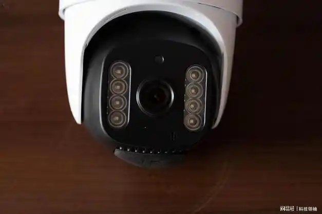 与传统的单摄像头智能摄像机相比,xiaovv的这款产品采用了双摄像头