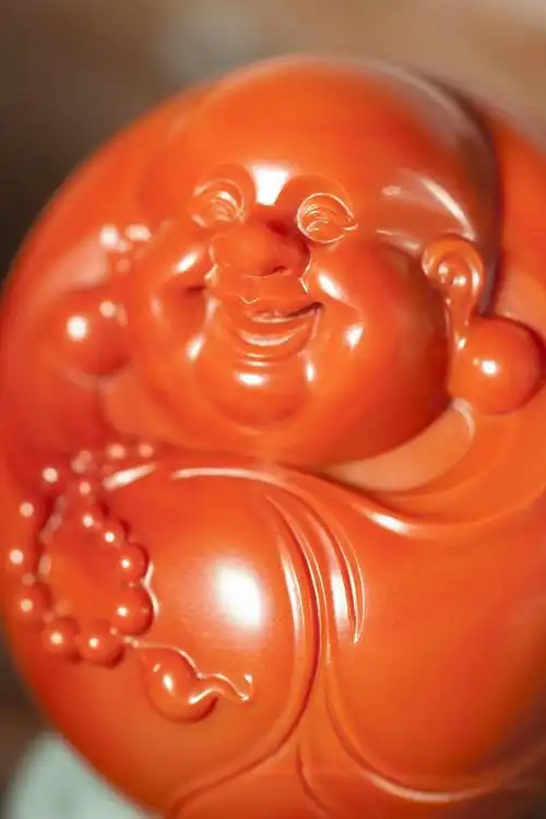 苏州玉雕一户侯总设计师侯晓锋南红玛瑙玉雕弥勒《圆融》特写图