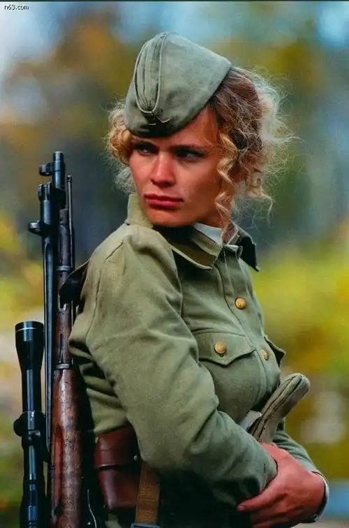 号召她们脱去"布拉吉",穿上红军装,用她们的青春和鲜血保卫国家