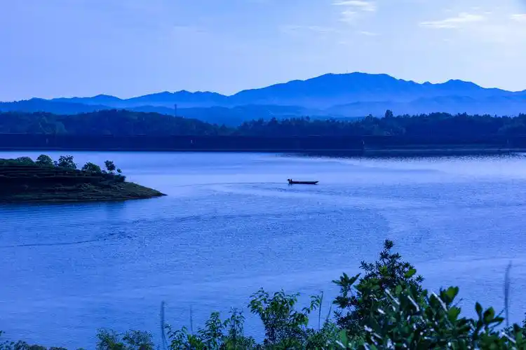 琵琶湖风景区-大洪山地质公园,位于湖北省随州市西南,在随县洪山镇内