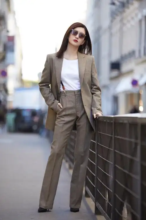 江疏影亮相巴黎时装周 男款西装搭红唇气场全开