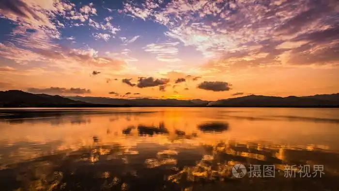 甜美的黄昏, 天空和云彩反射在平坦的水面上 surfa照片-正版商用图片0