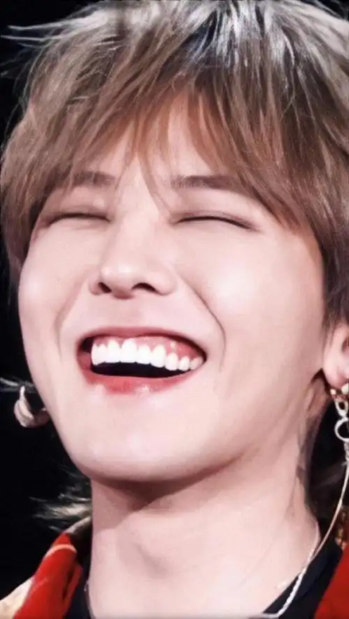 的gd节日快乐啦,世界上最治愈的存在一定就是志龙欧巴可爱的笑容了吧