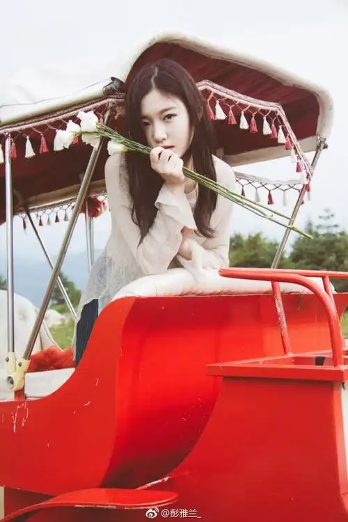 近日,四川某高校校花彭雅兰在微博上晒出一组写真,慵懒的长发迷离的