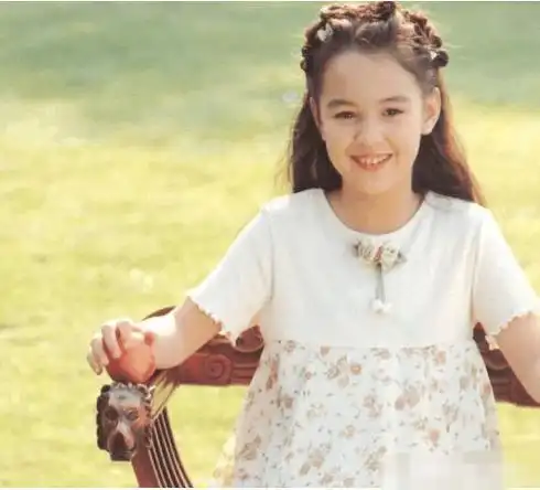 混血女星童年照,郎朗妻子吉娜大眼睛很可爱,昆凌像一个洋娃娃_小时候