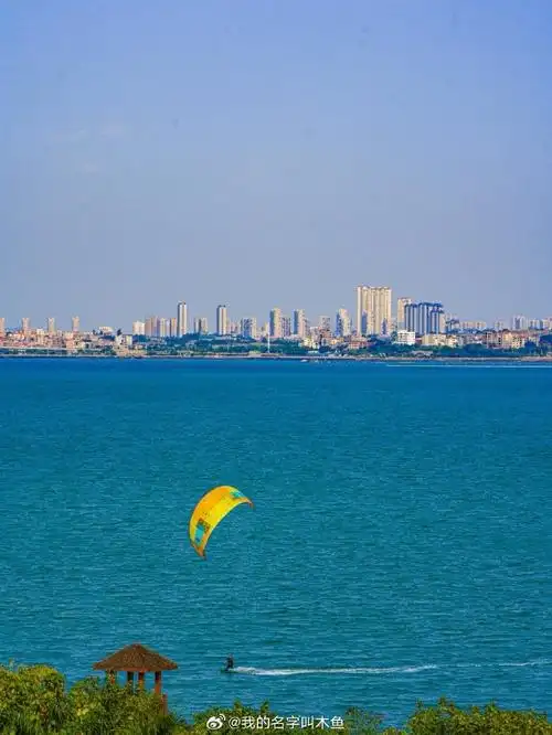 住海边的厦门万丽酒店,落地窗外就是沙滩,躺在床上,浴缸里,阳台上都