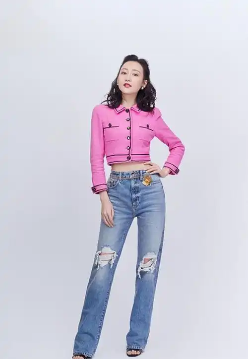 王鸥真会玩,挑战真空穿印花西装玩下衣失踪,奶奶灰短发真抢镜|短裙