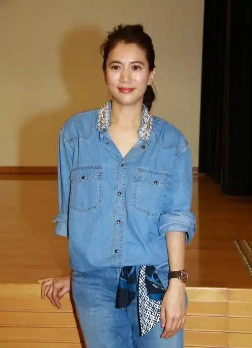原创袁咏仪身穿牛仔衬衫搭配蓝色牛仔裤露出纤细的手臂和好身材