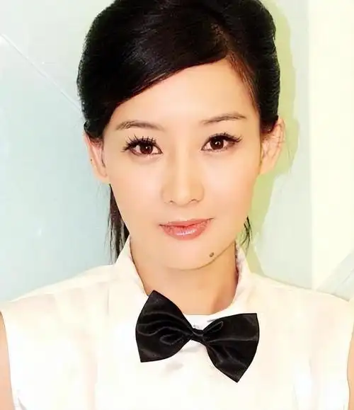 当时孙楠看着电视机里正在表演的女演员,兴冲冲地对着全家说,他未来