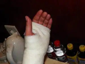 一字排开,首先左胳膊穿上石膏套袜,接着包扎上石膏垫棉,右手戴上医用