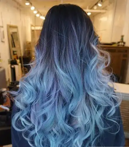 的感觉说起蓝色就会想起海洋和天空,把它搬到我们的头发上特别惊艳,再