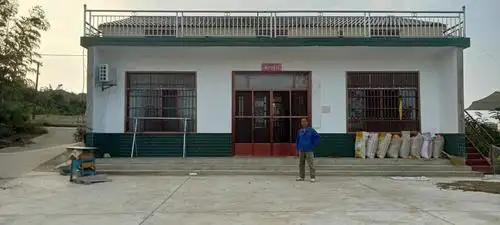 三间新建的平瓦房,洁白的墙壁,枣红色的瓦片让人倍感温暖.