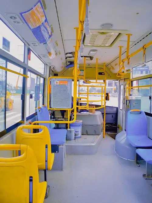 "心情不好时,花两块钱坐一趟公交车找个靠窗的位置,戴上耳机溜达一圈