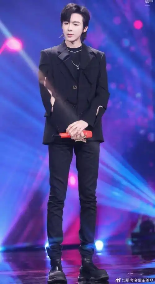 刘宇宁的腿粉过年啦!这条腿长的过于壮观了吧!|刘宇宁_新浪新闻