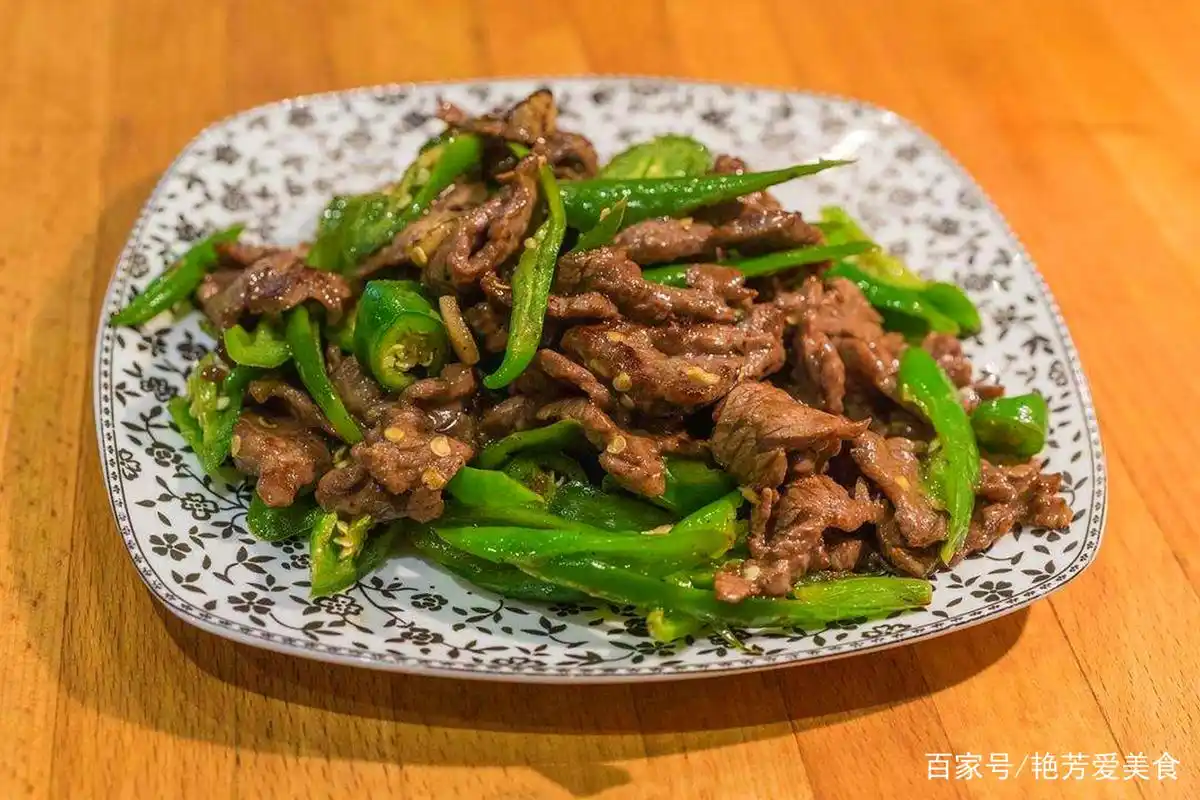 分享青椒炒牛肉的做法,滑嫩鲜香,做法简单,下饭又好吃