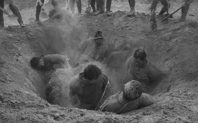 抗战时最变态的杀戮,日寇活埋中国群众,强逼他们的亲人动手堆土_手机